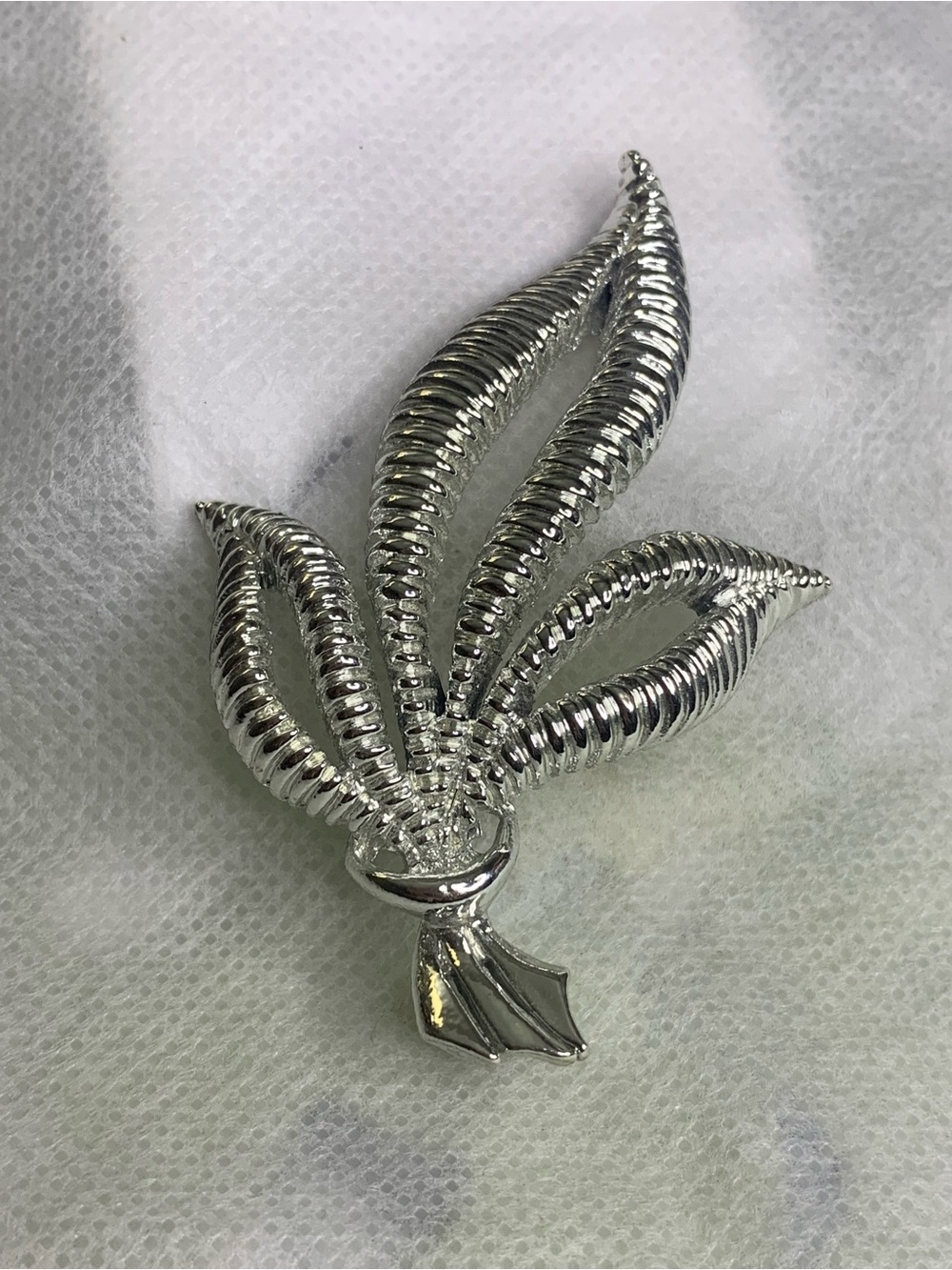 Silver Leaf Brooch Pin - Elegant Women’s Accessory